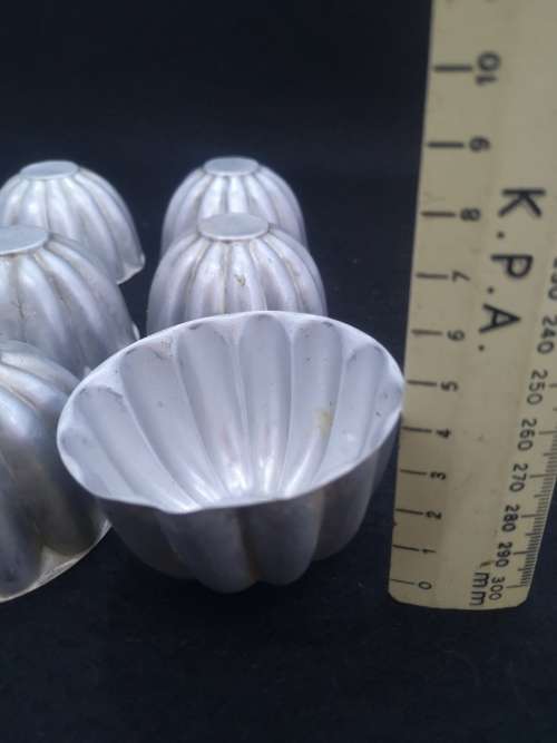 Set of small molds