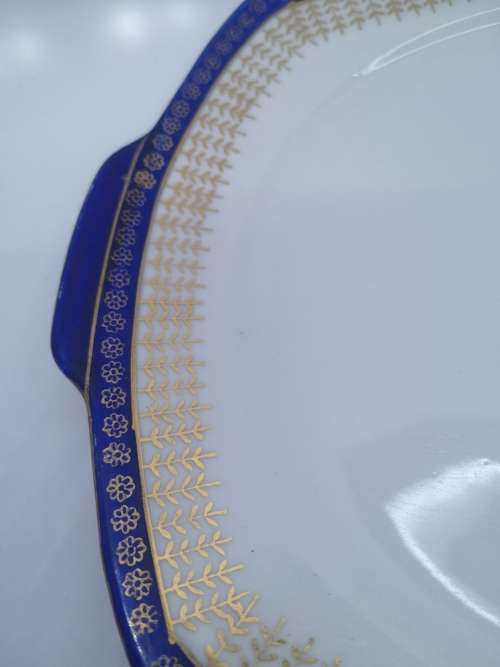 Unmarked cake plate