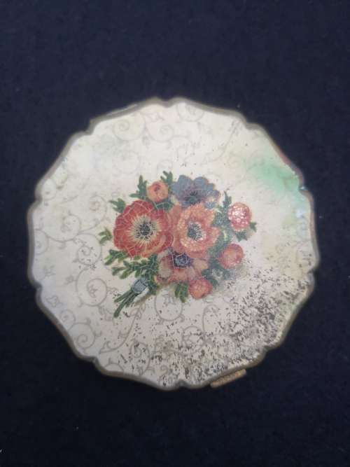 Stratton powder compact