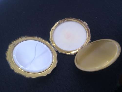 Stratton powder compact