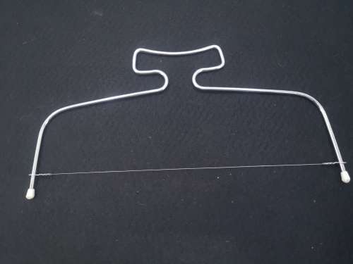 Cake cutter - adjustable wire