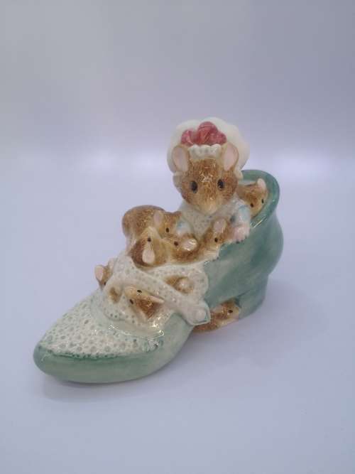 BEATRIX POTTER FIGURINE CLASSICS A2440 OLD WOMAN WHO LIVED IN A SHOE