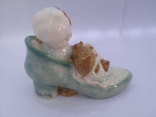 BEATRIX POTTER FIGURINE CLASSICS A2440 OLD WOMAN WHO LIVED IN A SHOE