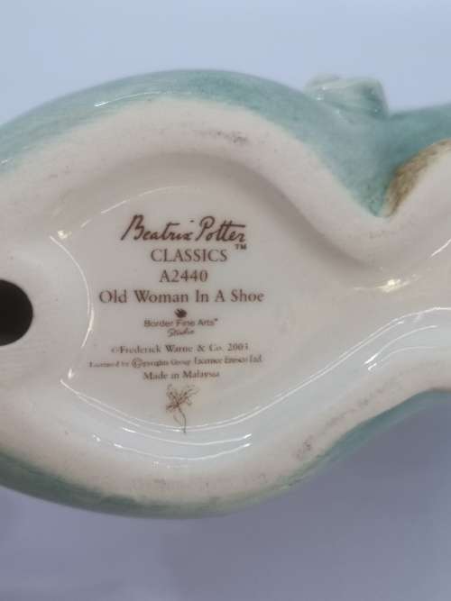 BEATRIX POTTER FIGURINE CLASSICS A2440 OLD WOMAN WHO LIVED IN A SHOE