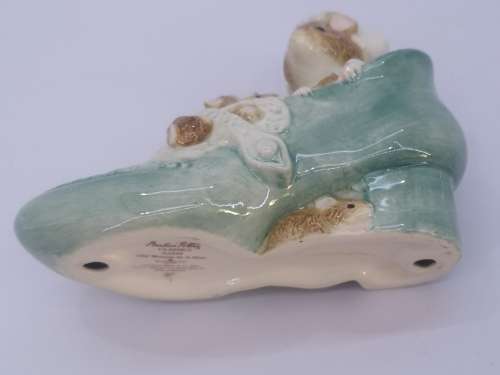 BEATRIX POTTER FIGURINE CLASSICS A2440 OLD WOMAN WHO LIVED IN A SHOE