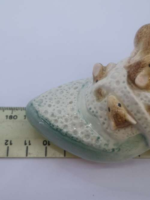BEATRIX POTTER FIGURINE CLASSICS A2440 OLD WOMAN WHO LIVED IN A SHOE