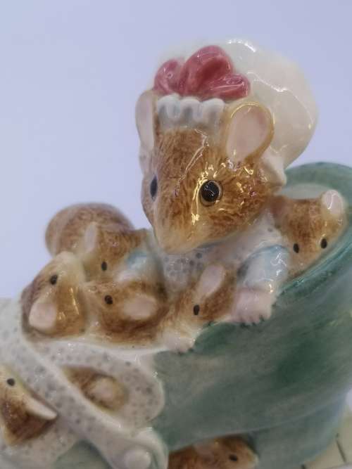 BEATRIX POTTER FIGURINE CLASSICS A2440 OLD WOMAN WHO LIVED IN A SHOE