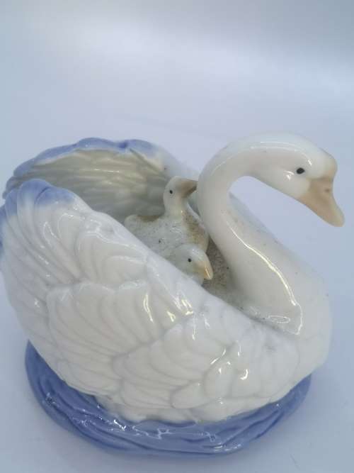 Heritage Porcelain Swan Figurine: Swan Song
