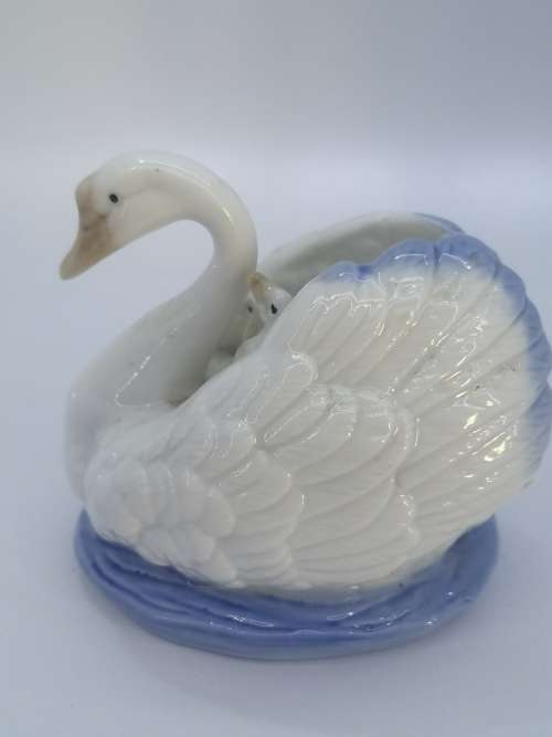 Heritage Porcelain Swan Figurine: Swan Song