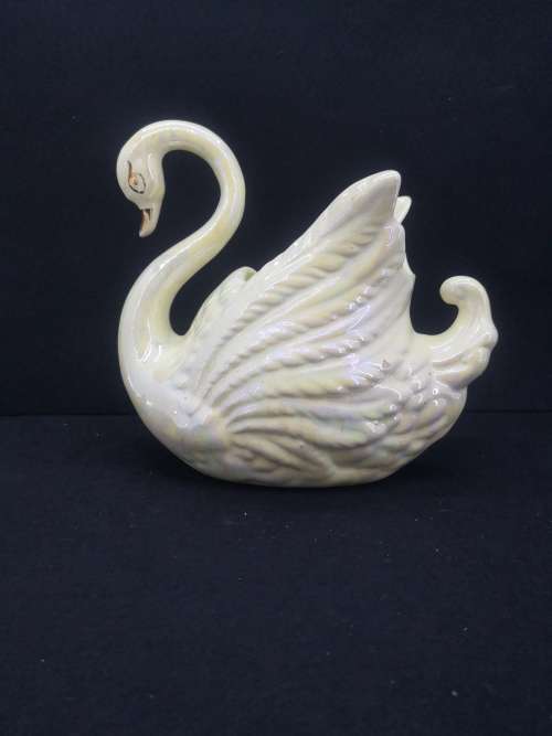 Gorgeous Swan! one chip as per pic