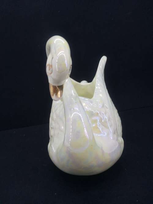 Gorgeous Swan! one chip as per pic