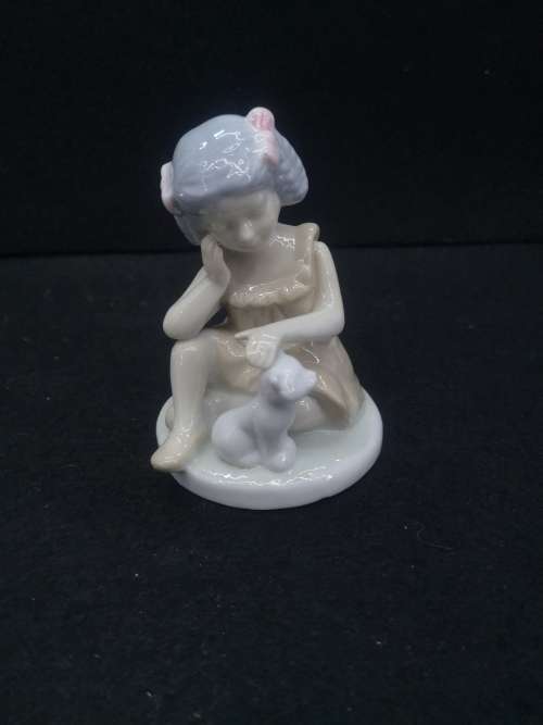 Heritage porcelain Girl & kitten figurine