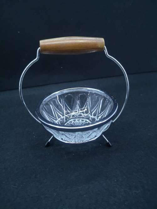 Glass bowl with serving handle
