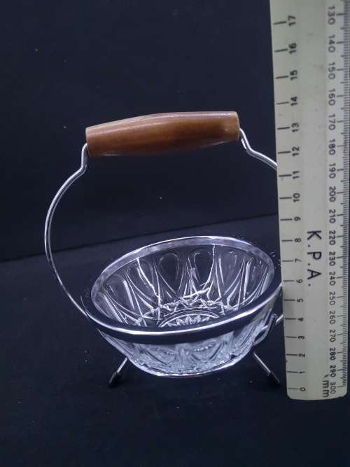 Glass bowl with serving handle