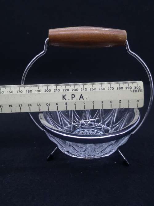 Glass bowl with serving handle