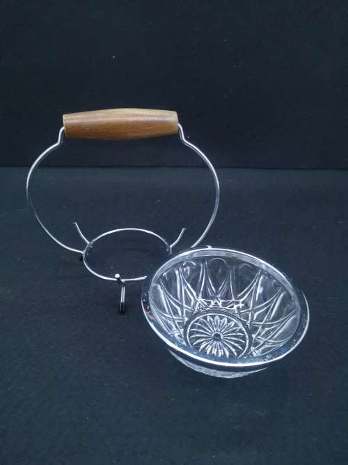 Glass bowl with serving handle