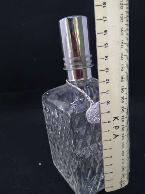 Glass decanter - Scotch/Gin tag