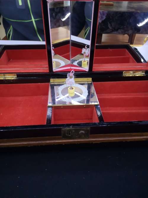Lovely LARGE vintage Japanese musical jewelry box with dancing ballerina Black Lacquer Abalone inlay