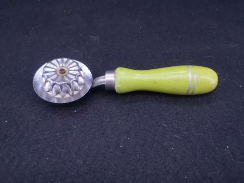 Kitchen tool - dough cutter - Nutbrown