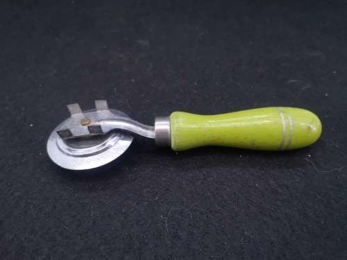 Kitchen tool - dough cutter - Nutbrown