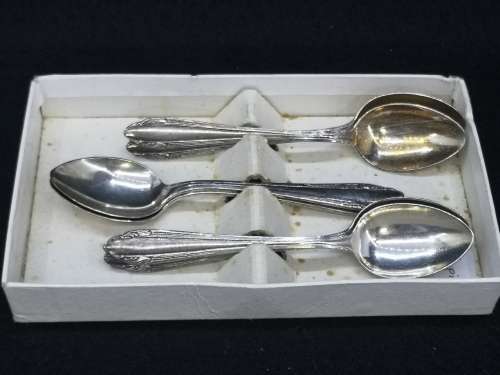 An awesome boxed set of 6 small teaspoons