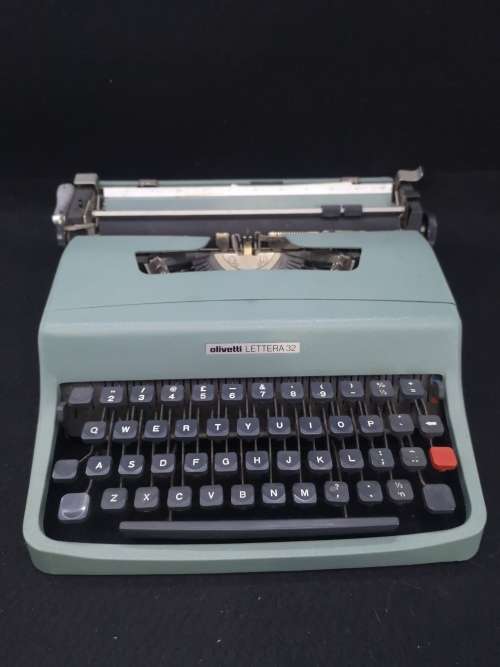 Olivetti  Lettera 32 has no ribbon but in good working order