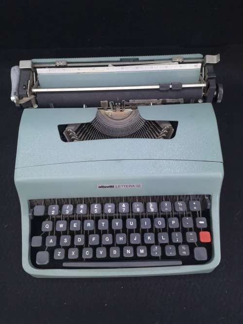 Olivetti  Lettera 32 has no ribbon but in good working order