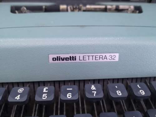 Olivetti  Lettera 32 has no ribbon but in good working order