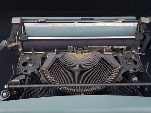 Olivetti  Lettera 32 has no ribbon but in good working order