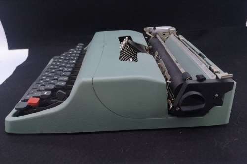Olivetti  Lettera 32 has no ribbon but in good working order
