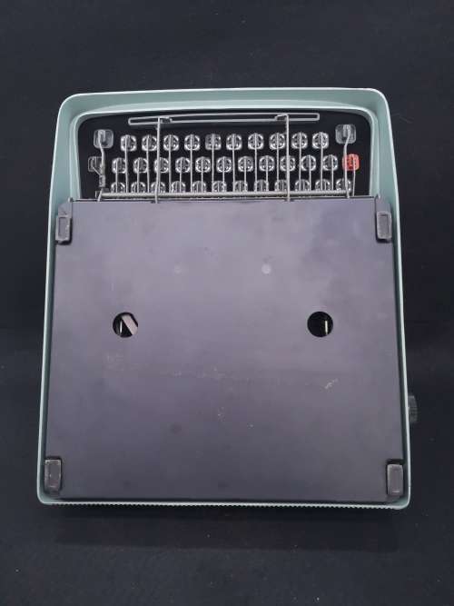 Olivetti  Lettera 32 has no ribbon but in good working order