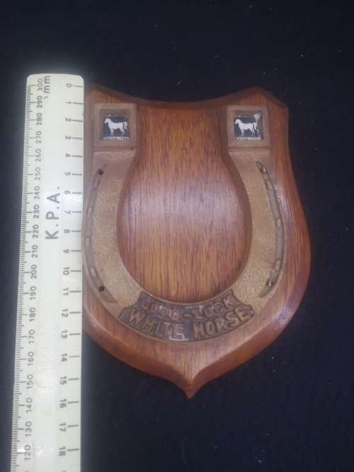 White Horse whiskey horse shoe plaque