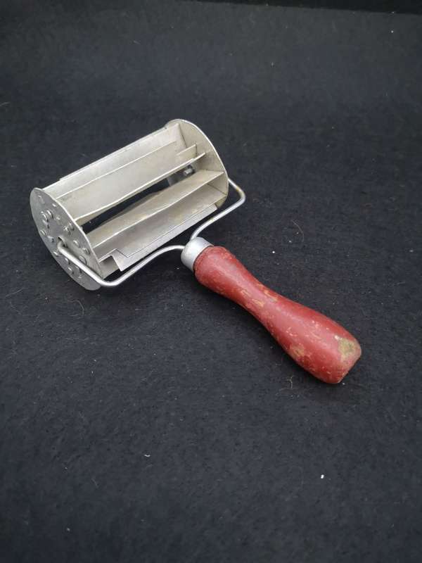 Koeksister cutter with wooden handle