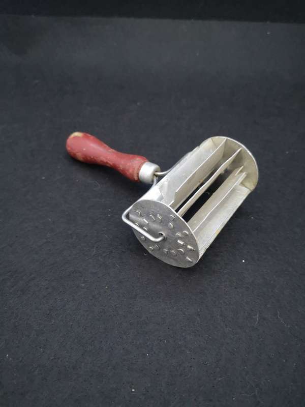 Koeksister cutter with wooden handle