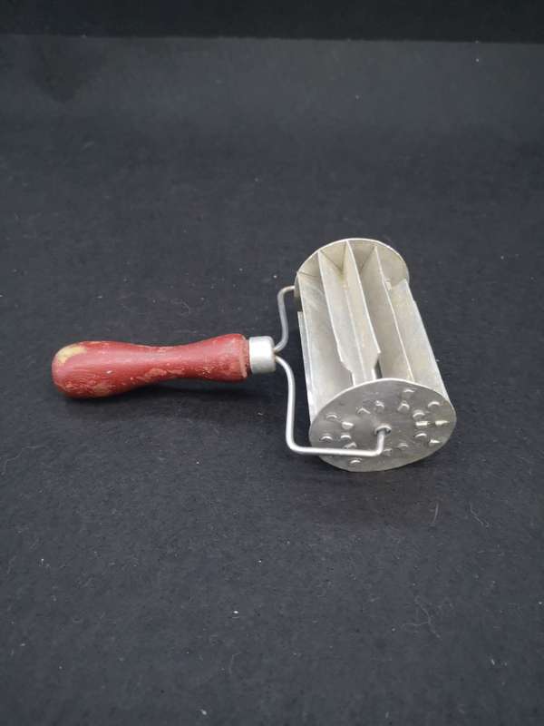 Koeksister cutter with wooden handle