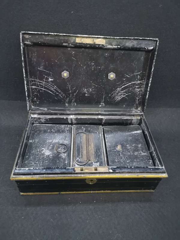 Vintage black cash box - no key - removable insert