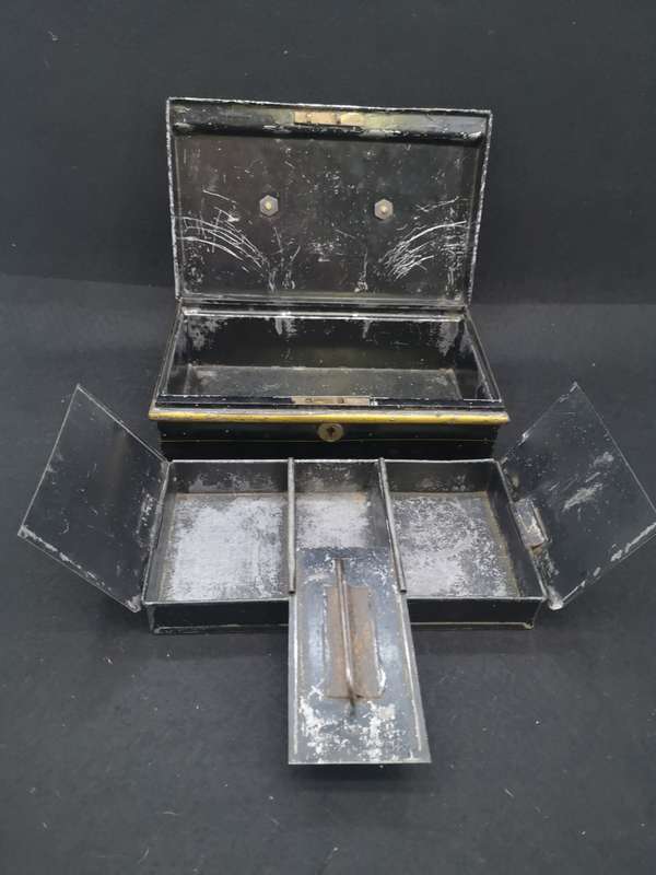 Vintage black cash box - no key - removable insert