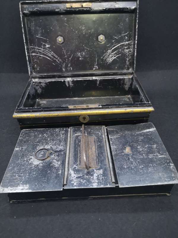 Vintage black cash box - no key - removable insert