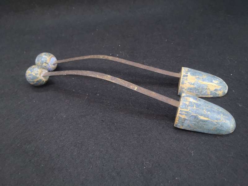 Old shoe carriers