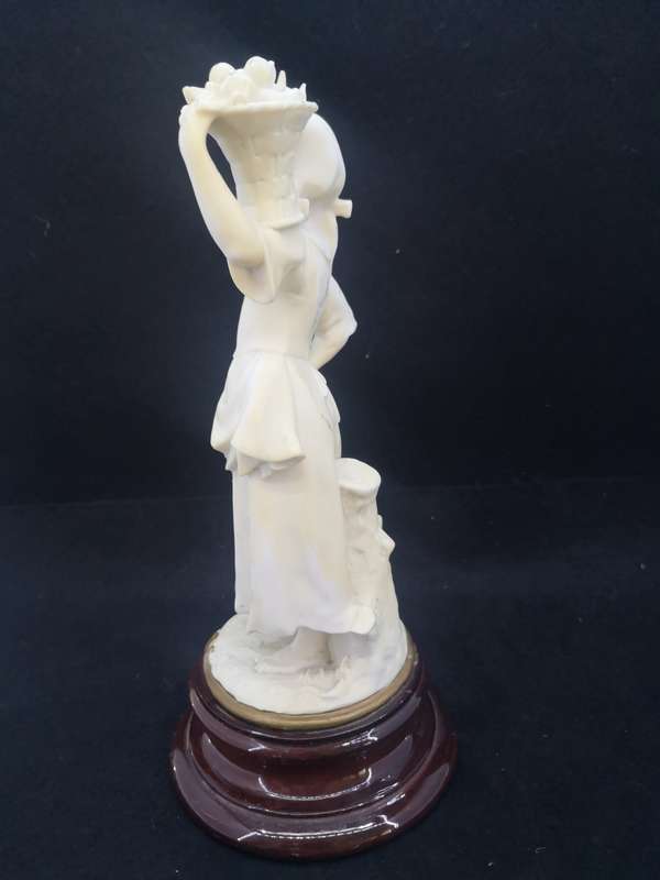 Vintage Florence sculpture D`arte by Guiseppe Armani 1982 - Girl with fruit