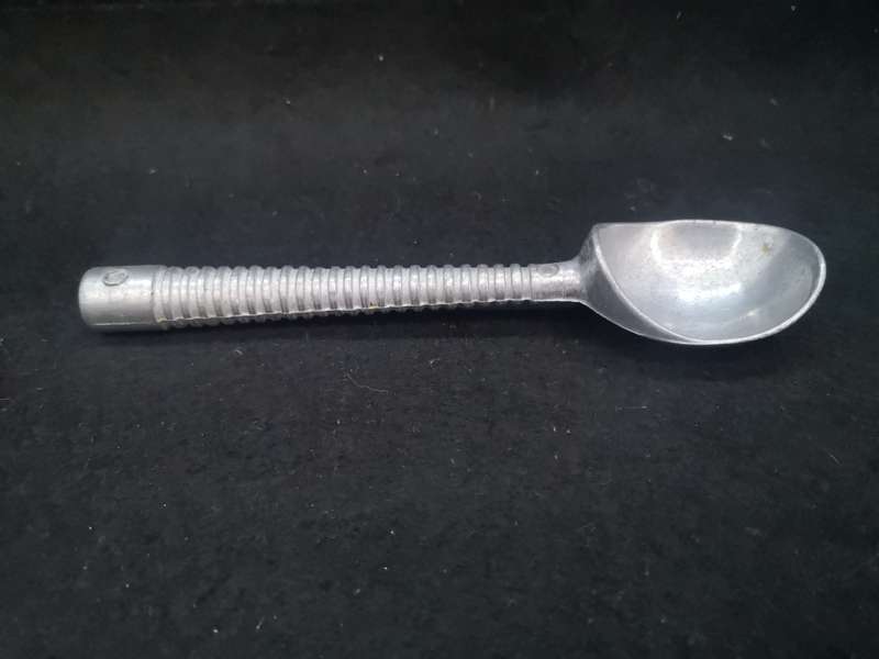 Solid ice cream scoop