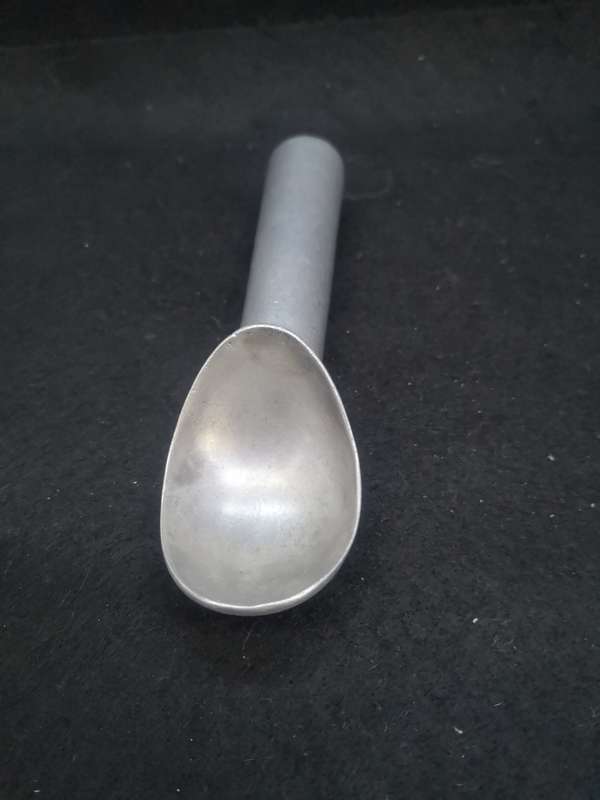 Solid ice cream scoop