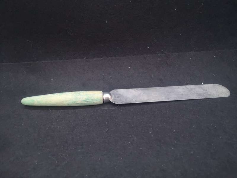Skyline kitchen tool with wooden handle