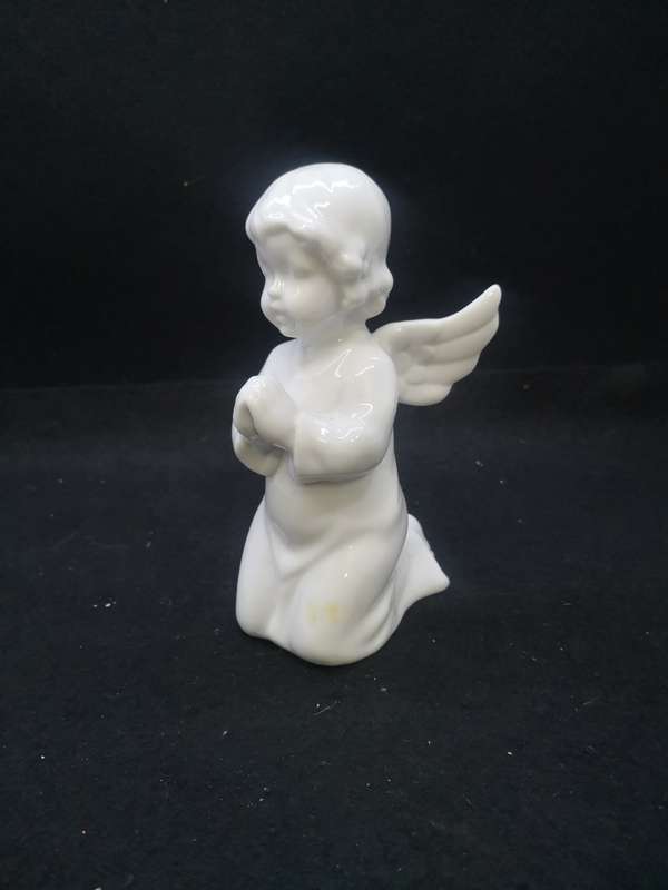 Pretty praying angel