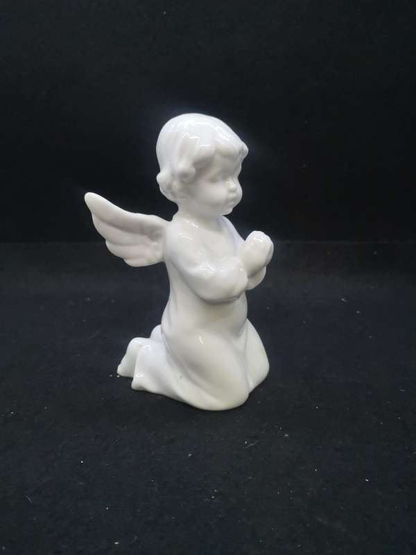 Pretty praying angel