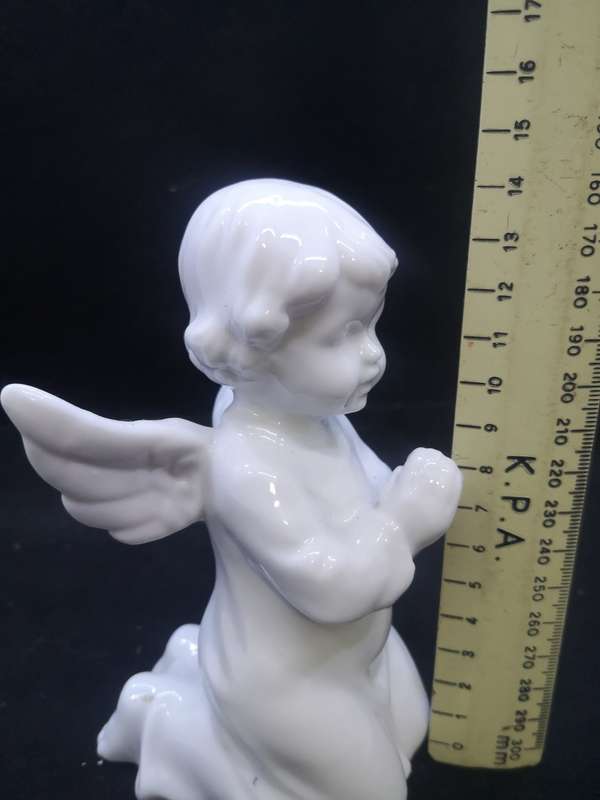 Pretty praying angel
