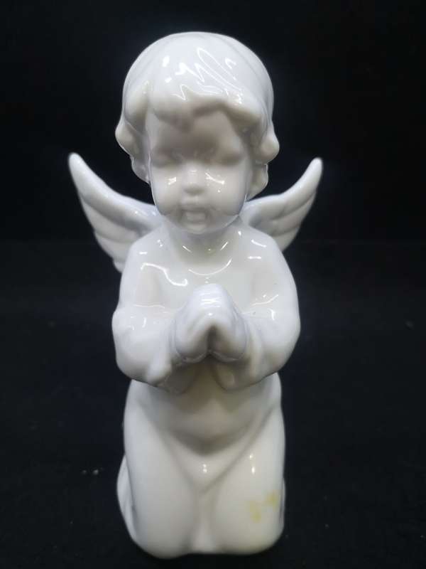 Pretty praying angel
