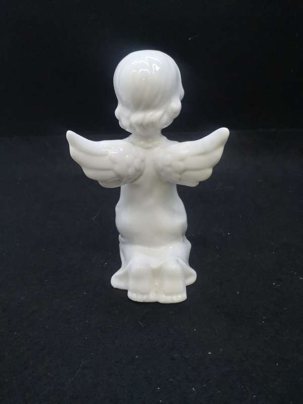 Pretty praying angel