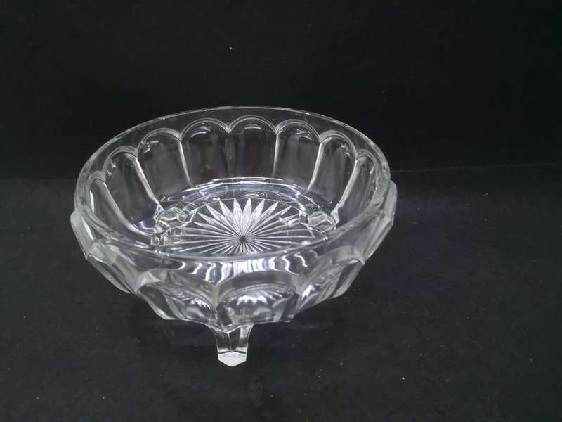 Glass serving bowl on feet