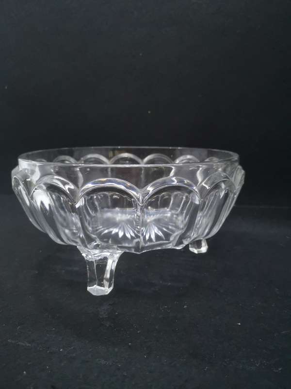 Glass serving bowl on feet